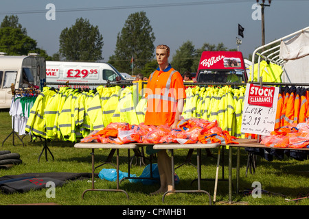 Hi Vis giacche su un mercato in stallo Foto Stock