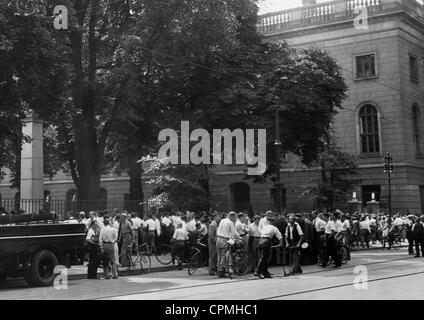 Gli studenti di fronte all' Università di Berlino, 1932 Foto Stock