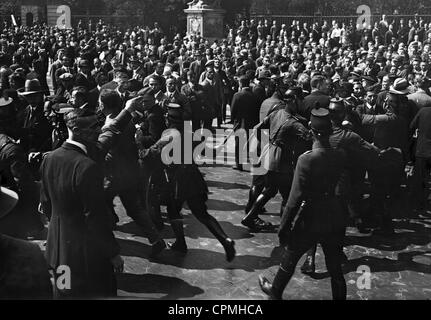 Studenti e polizia durante una manifestazione a Berlino, 1932 Foto Stock
