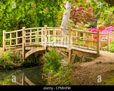 Riflessioni del ponte sopra il giardino giapponese di Exbury gardens, Hampshire, Regno Unito Foto Stock