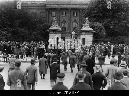 Gli studenti protestano di fronte all' Università di Berlino, 1932 Foto Stock