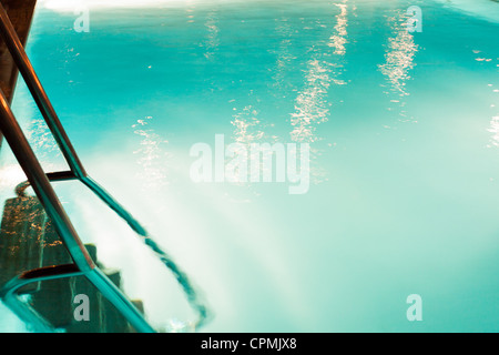 Piscina a tarda notte a bordo di Cunard nave passeggeri Queen Victoria Foto Stock