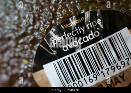 Dettaglio di un Waitrose etichettato perfettamente mature Avocado Foto Stock