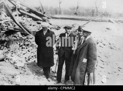 Una delegazione della Lega delle Nazioni durante la visita al campo di battaglia a Shanghai, 1932 Foto Stock