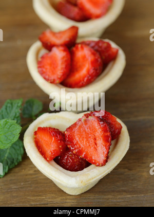 Dessert di frutta - tortine con le fragole Foto Stock