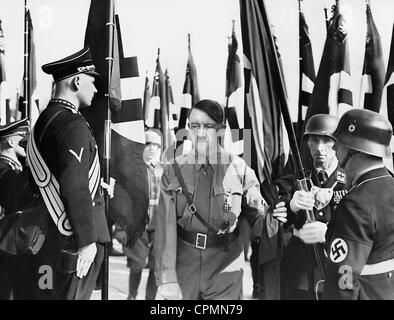 Adolf Hitler presso la consacrazione della bandiera, 1938 Foto Stock