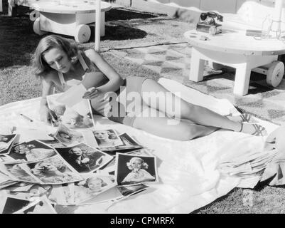 Joan Crawford risponde alle lettere della ventola, 1933 Foto Stock