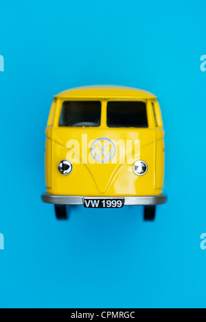 Matchbox giallo pressofuso furgone Volkswagen su sfondo blu Foto Stock