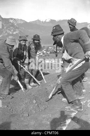 Lavoratori durante la costruzione del salto con gli sci in collina.Garmisch Partenkirchen, 1933 Foto Stock