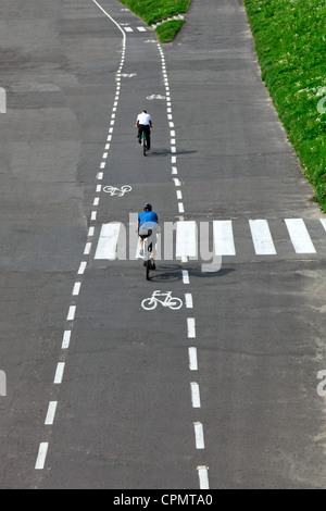 Ciclista Bicicletta Equitazione su un percorso per biciclette Foto Stock