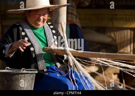La filatura delle fibre di canapa Foto Stock