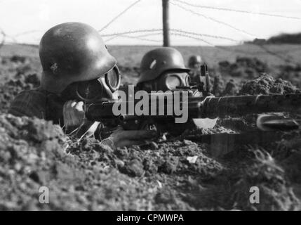 I soldati tedeschi durante un esercizio con maschere antigas, 1933-1939 Foto Stock