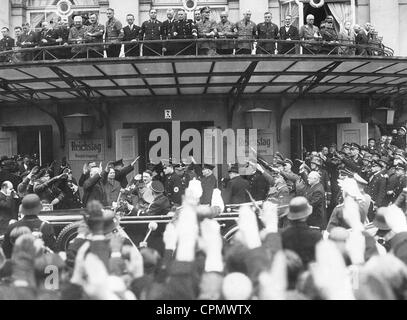 Adolf Hitler nella parte anteriore della Kroll Opera House, 1933 Foto Stock