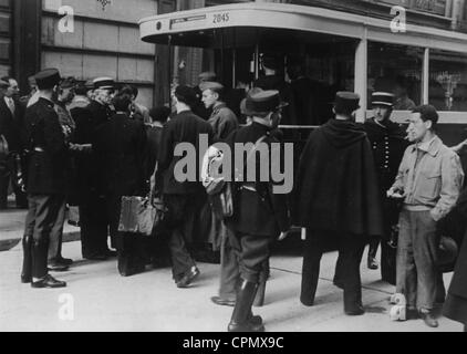 La polizia francese e tedesco soldati ebrei di arresto per la deportazione, Parigi, Agosto 1941 (foto b/n) Foto Stock