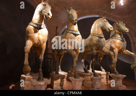 Il trionfale Quadriga di cavalli scultura in la Basilica di San Marco, Venezia Italia. 126677 Venezia Foto Stock