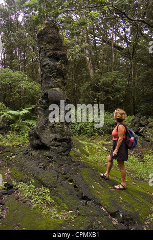 Elk284-2204v Hawaii, HI, Puna District, Lava Tree SM, donna (modello rilasciato) guardando lava stampo ad albero Foto Stock