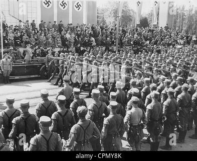 Adolf Hitler ispeziona una parata di SA a Dessau, 1938 Foto Stock