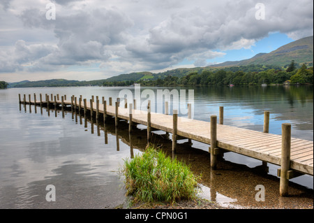 Pier a Coniston Water in Ambleside nel distretto del lago, Cumbria dove Malcom Campbell ha tentato l'acqua record di velocità in la barca più veloce. Foto Stock