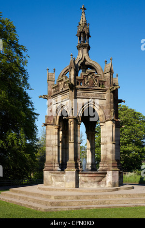 Cavendish Memorial, una fontana gotica eretta nel 1886 in memoria del signore Federico Cavendish. Bolton Abbey, North Yorkshire Regno Unito Foto Stock