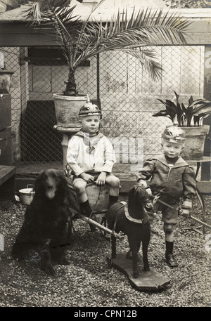 Due piccoli fratelli indossando gli ufficiali prussiano' caschi Foto Stock