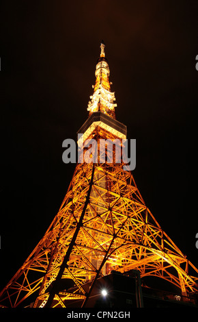 TOKYO, Giappone, 24 maggio 2012. La Torre di Tokyo, arancio illuminata di notte è una famosa destinazione turistiche. Foto Stock