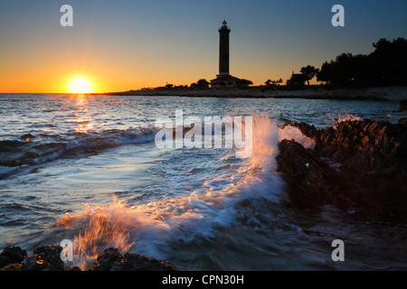 Tramonto a Veli Rat su 'Dugi otok", Croazia. Spruzzi di onde di rocce sulla spiaggia. Foto Stock