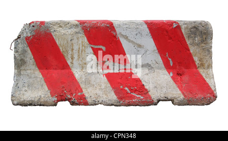 Il bianco e il rosso le barriere in calcestruzzo bloccando la strada. Isolato su sfondo bianco Foto Stock