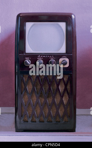 Trasmissione,televisione,televisore,Admiral 20X122,con schermo da 10 pollici,telaio: bakelite,USA,1950,console TV,cabinet TV,dispositivo autonomo,tubo rotondo,teleschermo,schermo TV,schermo a vetro smerigliato,schermo opaco,schermi a vetro smerigliato,schermi opachi,televisore monocromatico,pannello bakelite,pannello bakelite,frontale,design,collezione,articolo da collezione,accessori TV-50s,spazio libero,spazio TV,spazio TV-50s,spazio TV,spazio TV,spazio TV,spazio TV,spazio TV,spazio TV-50s-non-set TV,spazio TV,spazio TV,spazio TV,spazio TV,spazio TV,spazio TV-50s-set TV,spazio TV,spazio TV,spazio TV,spazio Foto Stock