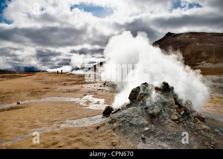 L'Islanda, Namafjall, fumarola rilasciando vapore e gas di zolfo Foto Stock