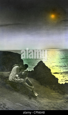 Persone, coppie, amanti al mare di notte, durante la luna, Germania, circa 1926, diritti aggiuntivi-clearences-non disponibile Foto Stock