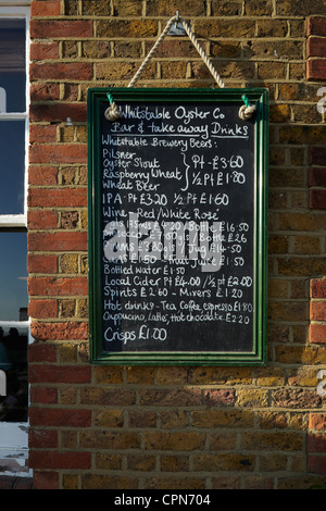 Il menu per 'l'Whitstable Oyster Company' appeso alla parete al di fuori del ristorante. Foto Stock