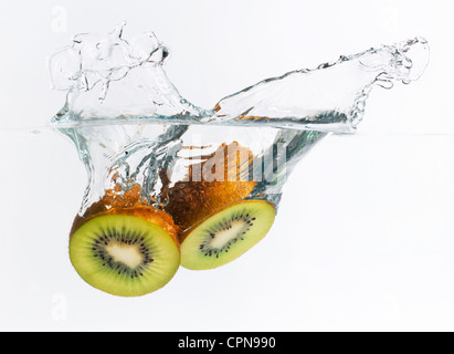 Kiwi metà schizzi in acqua Foto Stock