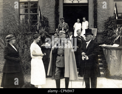 Ludendorff, Erich, 9.4.1865 - 20.12.1937, politico generale tedesco, a metà lunghezza, visitando una famiglia borghese vicino Berlino, probabilmente durante la campagna per le elezioni presidenziali, circa 1924/1925, Foto Stock