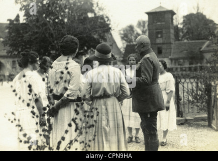 Ludendorff, Erich, 9.4.1865 - 20.12.1937, politico generale tedesco, a metà lunghezza, visitando una famiglia borghese vicino Berlino, probabilmente durante la campagna per le elezioni presidenziali, intorno 1924/1925, con ammiratori, Foto Stock