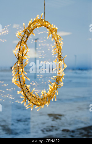 Accesa decorazione di Natale appeso nella finestra Foto Stock