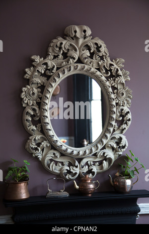 Mantelpiece con specchio di overhead Foto Stock
