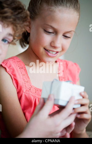 Ragazza la ricezione di dono, ritagliato Foto Stock