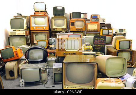 Broadcast, televisione, collezione di vecchi televisori del 50s, 60s e 70s, Monaco di Baviera, Germania, Additional-Rights-Clearance-Info-Not-Available Foto Stock