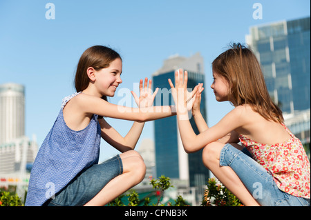 Ragazze giocando pattycake Foto Stock