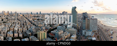 Medio Oriente, Israele, Tel Aviv, elevati vista città verso il centro business e commerciale Foto Stock