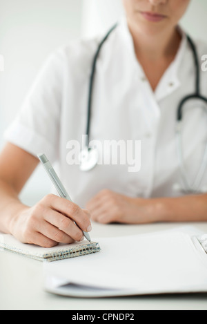 Medico scrivere note su notepad, ritagliato Foto Stock