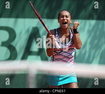 29.05.2012 Parigi, Francia. Heather Watson (UK) celebra la vittoria su Elena Vesnina (Russia)il giorno 3 degli Open di Francia di tennis Roland Garros. Foto Stock