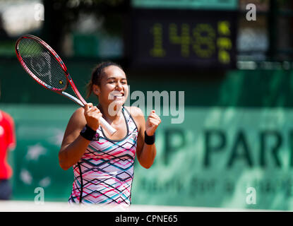 29.05.2012 Parigi, Francia. Heather Watson (UK) celebra la vittoria su Elena Vesnina (Russia)il giorno 3 degli Open di Francia di tennis Roland Garros. Foto Stock