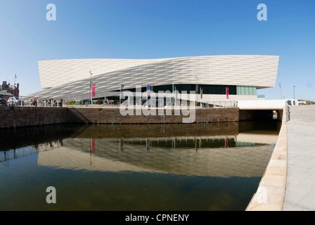 Museo di Liverpool si riflette in Leeds - Liverpool Canal sull isola di Mann, Pier Head, Liverpool. Foto Stock