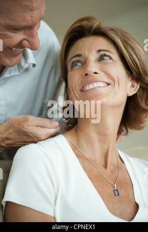 Uomo maturo dando donna collana Foto Stock