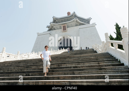 Ragazzo scendendo in fasi di Chiang Kai-shek Memorial Hall di Taipei, Taiwan Foto Stock