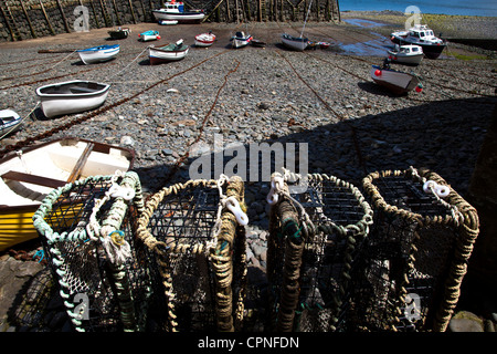 Lobster Pot sulla banchina a Clovelly in North Devon con Harbour a bassa marea in background Foto Stock