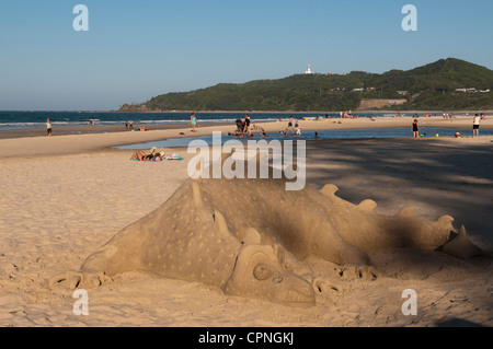 La scultura di sabbia di un dinosauro su Byron Bay alla spiaggia principale Foto Stock