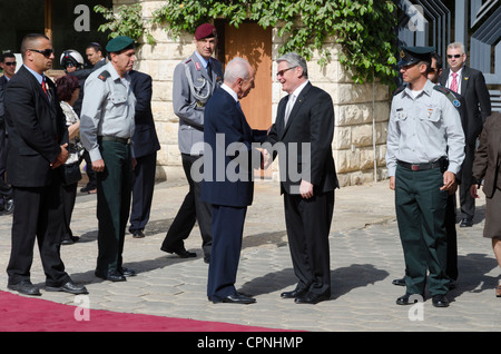 Il presidente israeliano Shimon Peres e il suo omologo tedesco Joachim Gauck rivedere un militare di guardia d'onore durante una cerimonia di saluti Foto Stock