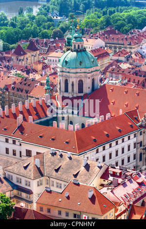 St Nikolas, uno dei più importanti edifici del Barocco di Praga, con una cupola dominante e la torre campanaria Foto Stock